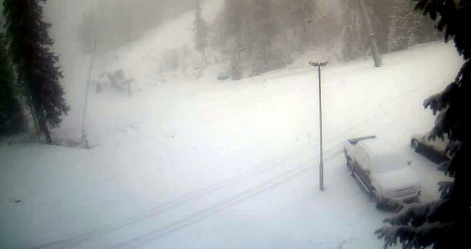 Zimski ugođaj: Na Jahorini pada snijeg