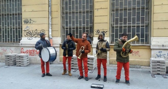 Sve spremno za doček 2017: Sarajevo prepuno turista, građane i goste na ulicama i trubači