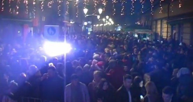 Na ulicama veselo, i bučno, ali policija nije uzela ni olovku u ruke