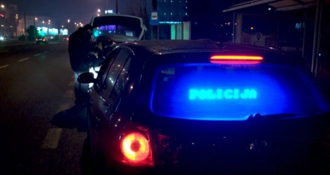 Filmska scena na ulicama Tuzle: Naoružani razbojnici presreli patrolu MUP-a i oteli policijsko vozilo