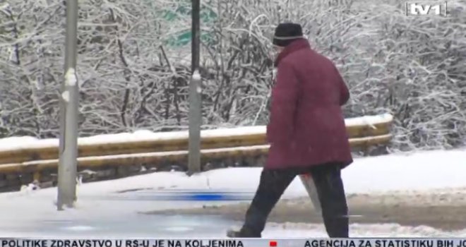 S prvim ovogodišnjim snijegom - krah: U Foči se smrznuo starac, prevoz radi otežano, pješaci se jedva probijaju...