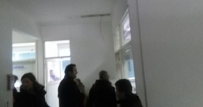 Užas u Domu zdravlja 'Omer Maslić' u Sarajevu: Među djecu i roditelje srušila se ogromna plafonjera!