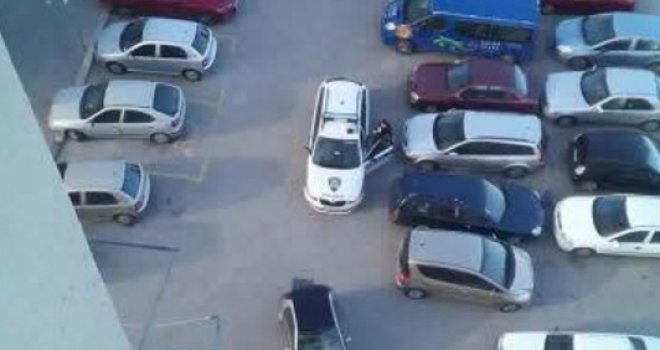 Bura nosila automobil po parkingu, došla policija i napisala kaznu
