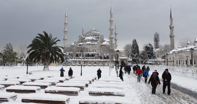 Obilni snijeg 'paralizirao' Istanbul: Otkazano 500 letova, na Bosforu obustavljen pomorski saobraćaj