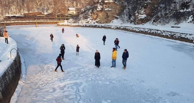 Strogo zabranjeno klizanje na Miljacki!
