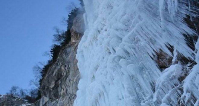 Kao iz bajke: Jedinstven pejzaž potpuno zaleđenog vodopada Skakavac 