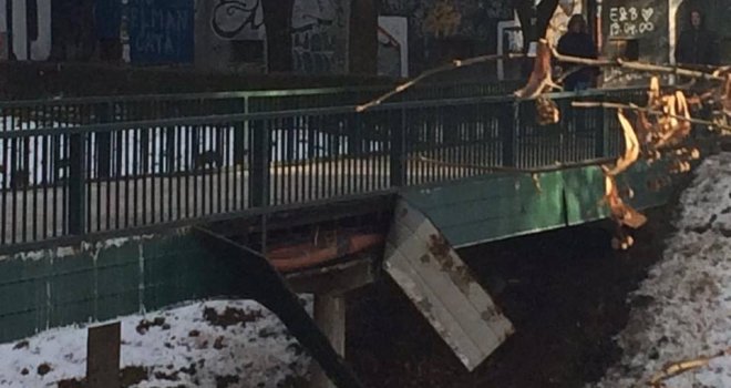 Udar olujnog vjetra odvalio lim s pješačkog mosta na Vilsonovom šetalištu 