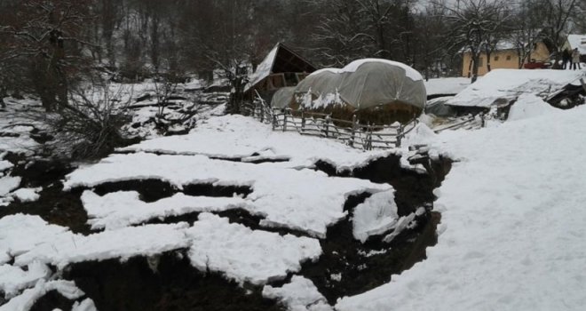Golemo klizište kod Foče guta sve pred sobom: Pokidalo elektro-vodove, došlo do samih kuća...