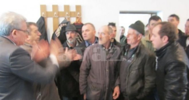 U Srebrenici fizički napadnuti Sadik Ahmetović i Adil Osmanović: Grupa građana im je prišla i...