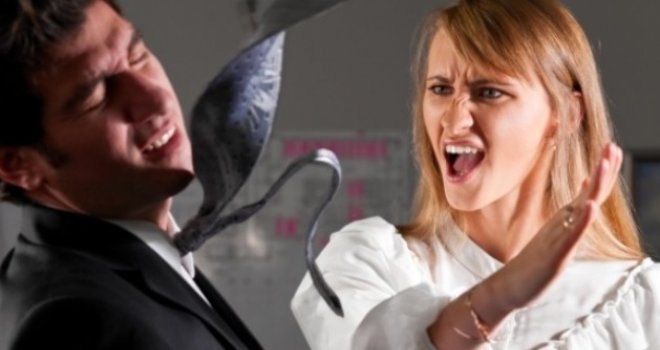 Nezapamćeno u Doboju:  Supruga tukla tašnom,  svekrvi opalila šamar...