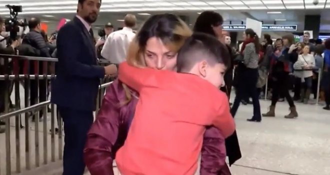 Petogodišnjaku stavljene lisice na aerodromu: Bijela kuća tvrdi da je 'prijetnja po sigurnost'