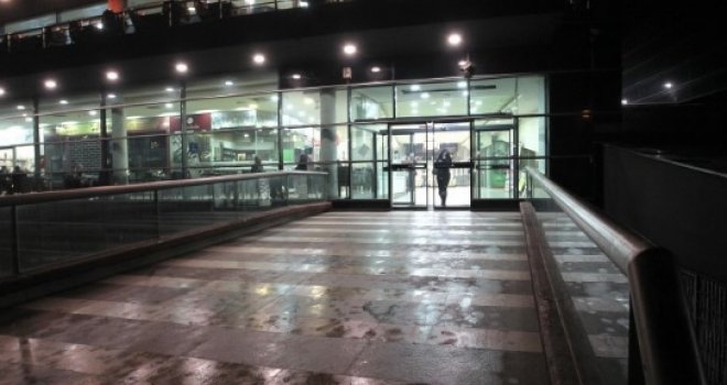 Zenica: Obračun noževima u toaletu šoping centra!