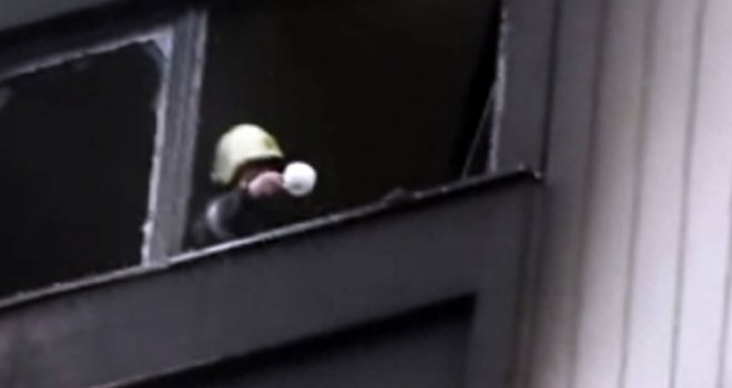 Prizor sa Alipašinog Polja: Vatrogasac požar gasi šoljicom za kafu?!