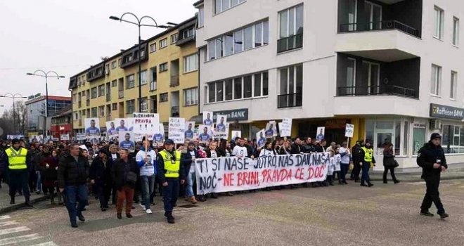 Oko hiljadu građana na Ilidži traži istinu o smrti Dženana Memića: Ne brini, pravda će doć'!