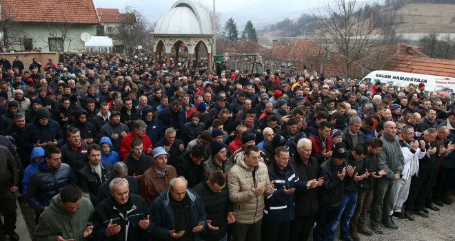 Klanjana dženaza stradalim mladićima: Neizmjerna tuga, suze i uzdasi na mezarju