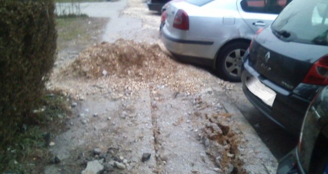 Ogorčene Sarajlije u ulici Bulevar Meše Selimovića: Pogledajte šta nam je 'Vodovod' napravio od trotoara!
