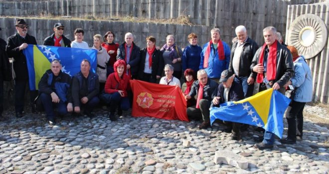 Napadnut autobus sa antifašistima ispred Partizanskog groblja u Mostaru