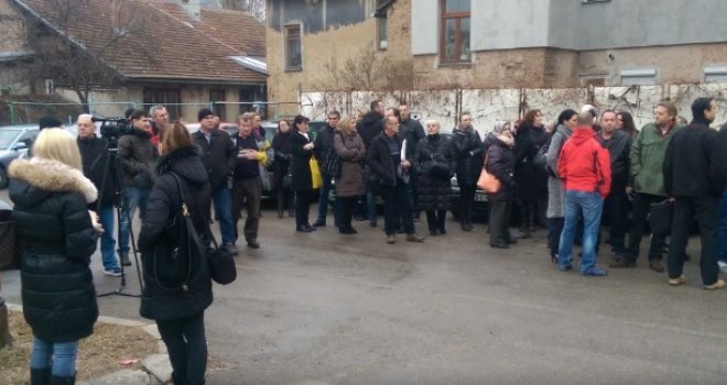 Uposlenici Opće bolnice održali protest: Kako zemljište u centru Sarajeva može koštati 20 KM po kvadratu?