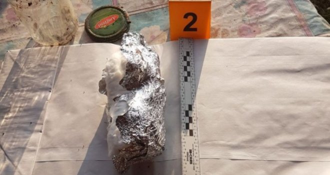 Policijska akcija u Brčkom: U šumi pronađen zakopan 'kokain', žena uhapšena, za drugom osobom potraga
