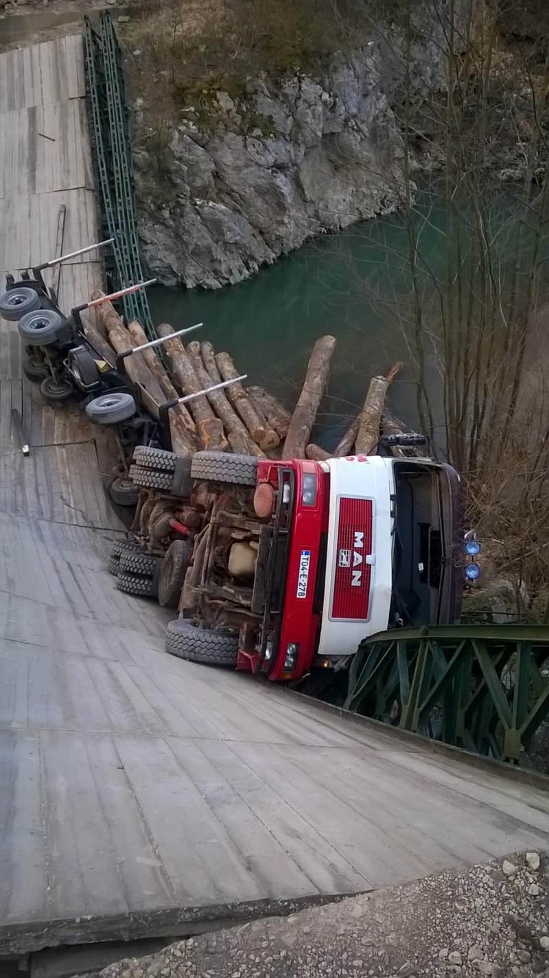 prevrnuo-se-kamion-s-balvanima-praca