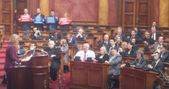  Šešeljevi radikali ometali govor Federice Mogherini: Srbija, Rusija, ne treba nam Unija!