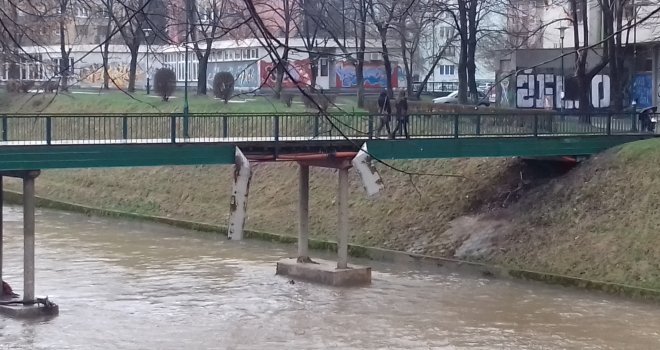 Belaj se desi i tako ostane: Pogledajte ruglo od mosta i 'limene' razvaline na Vilsonovom koje niko ne popravlja...