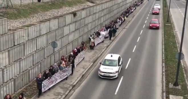 Žene Srebrenice na ulicama Tuzle: Protest protiv odluke suda u Hagu  
