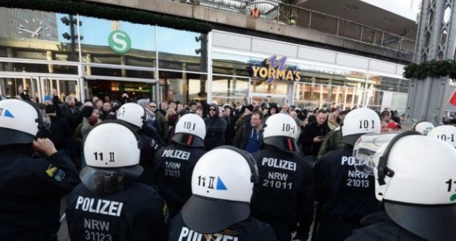 Bosanac u Austriji nožem prijetio prolaznicima: Uzvikivao da će im iskopati oči