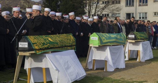 Donji Vakuf: Hiljade ljudi klanjalo dženazu Omeru, Feridu i Ševki