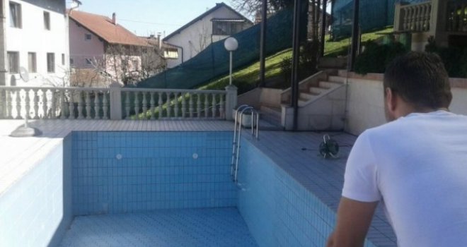 Šok u kafiću 'Intermezzo': Pijan skočio u prazan bazen i slomio lobanju! 