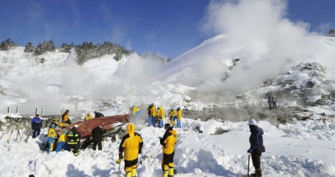 Osmero učenika i nastavnika poginulo pod lavinom