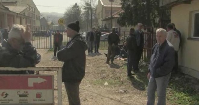 Nakon tri decenije rada - ni plate ni penzije ni zdravlja: Očajni radnici TTU Tuzla pred kapijom bivše firme