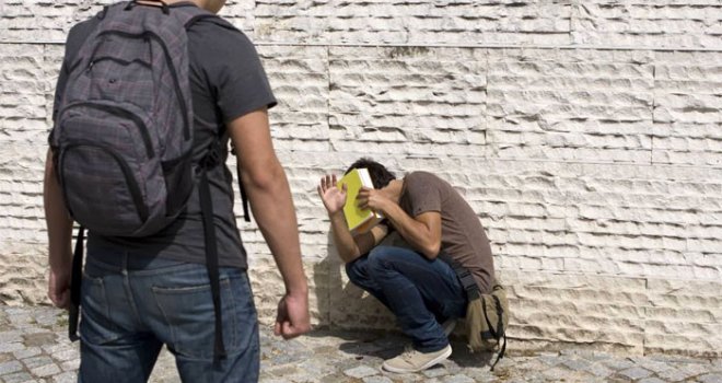 Učenik 9. razreda sije strah po školi, a direktorica ništa ne čini: 'Dijete mi je udarao šakama i razbio mu lobanju!'