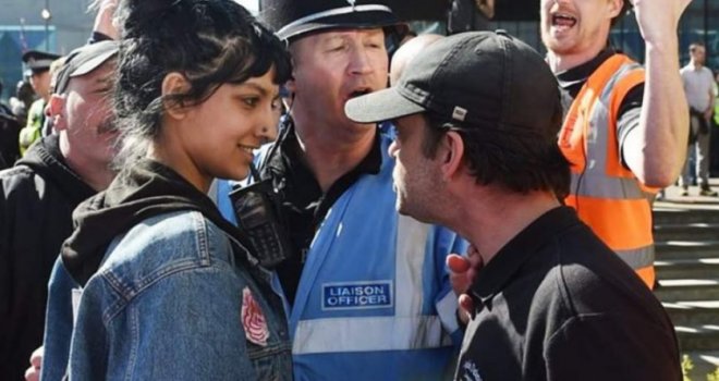 Slika hrabre djevojke porijeklom iz BiH obišla svijet: Osmijehom naljutila britanske ekstremiste