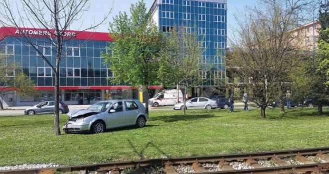 Nekoliko povrijeđenih u udesu u Nedžarićima, među njima i dijete: Passatom udario u Golfa, koji se zatim zabio u drvo