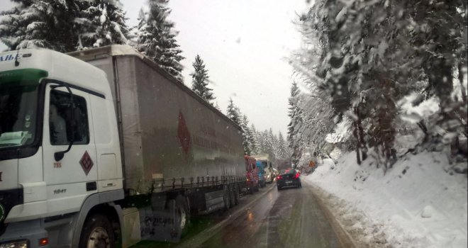 Kilometarska kolona: Blokiran saobraćaj prema Sarajevu iz pravca Olova