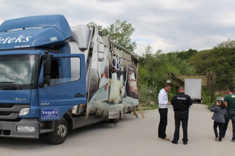 kamion-zaglavio-na-mostu1