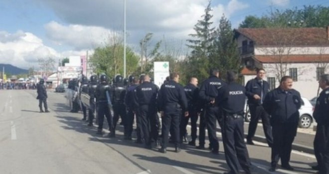 Poslije intervencije specijalaca deblokiran GP Bijača, deset osoba privedeno