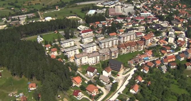 Drama u Kneževu: Policija pregovara s mladićem koji je nožem povrijedio oca