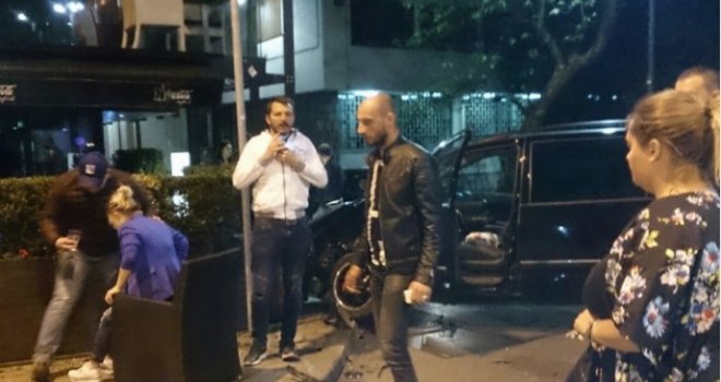 Udes u centru grada: Sudarili se Passat i Sharan, povrijeđen sin Halida Bešlića
