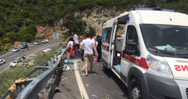 Minibus s turistima sletio niz lizicu, poginulo 20 osoba