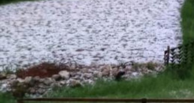 Veliko nevrijeme zahvatilo Ljubinje i Trebinje: Grad uništio voće, povrće, duhan...