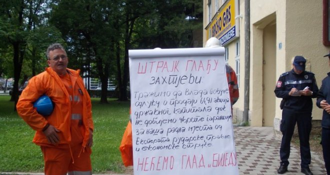 Četvorica radnika 'Mittala' počeli štrajk glađu u blizini parlamenta RS-a