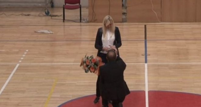 Romantično veče u Foči: Košarkaška prosidba pred punim tribinama