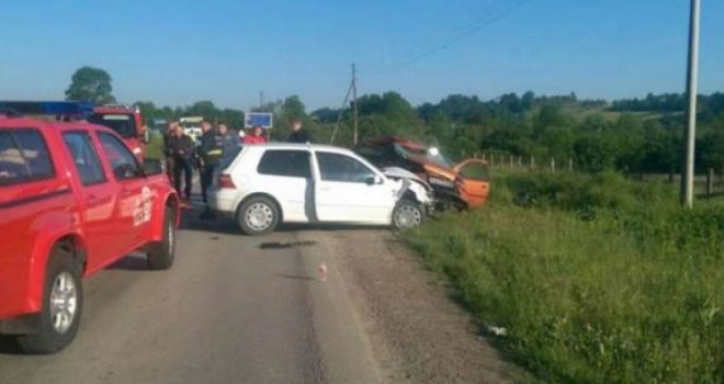 U udesu kod Laktaša poginule dvije osobe, jedna povrijeđena: Vatrogasci morali sjeći limariju