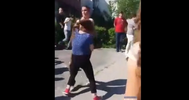 Potukle se srednjoškolke u Cazinu, ostali snimali i navijali