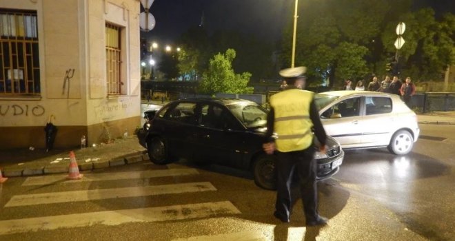 Nesreća u Tuzli: U sudaru dva automobila povrijeđena tri pješaka