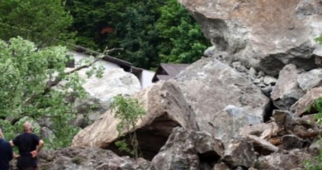 Odron u okolini Zenice ugrozio dvije kuće, blokirana regionalna cesta