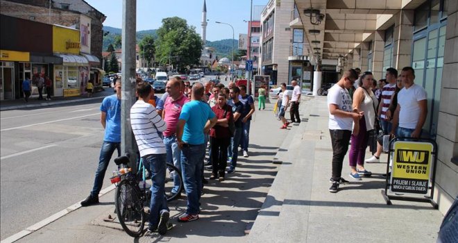 'Zagužvalo' ispred slovenskog konzulata: U BiH posla nema, osim za 300 KM i neredovno, a u Sloveniji sam se pogodio...'