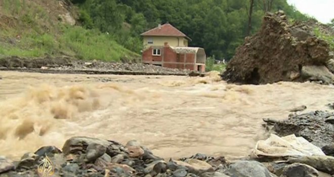 Vozači, oprez: Kod objekta 'Dallas' poplavio magistralni put M-17